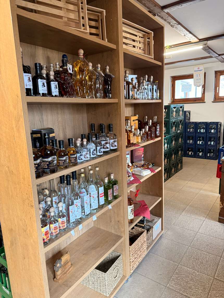 Regal mit Bränden und Whisky