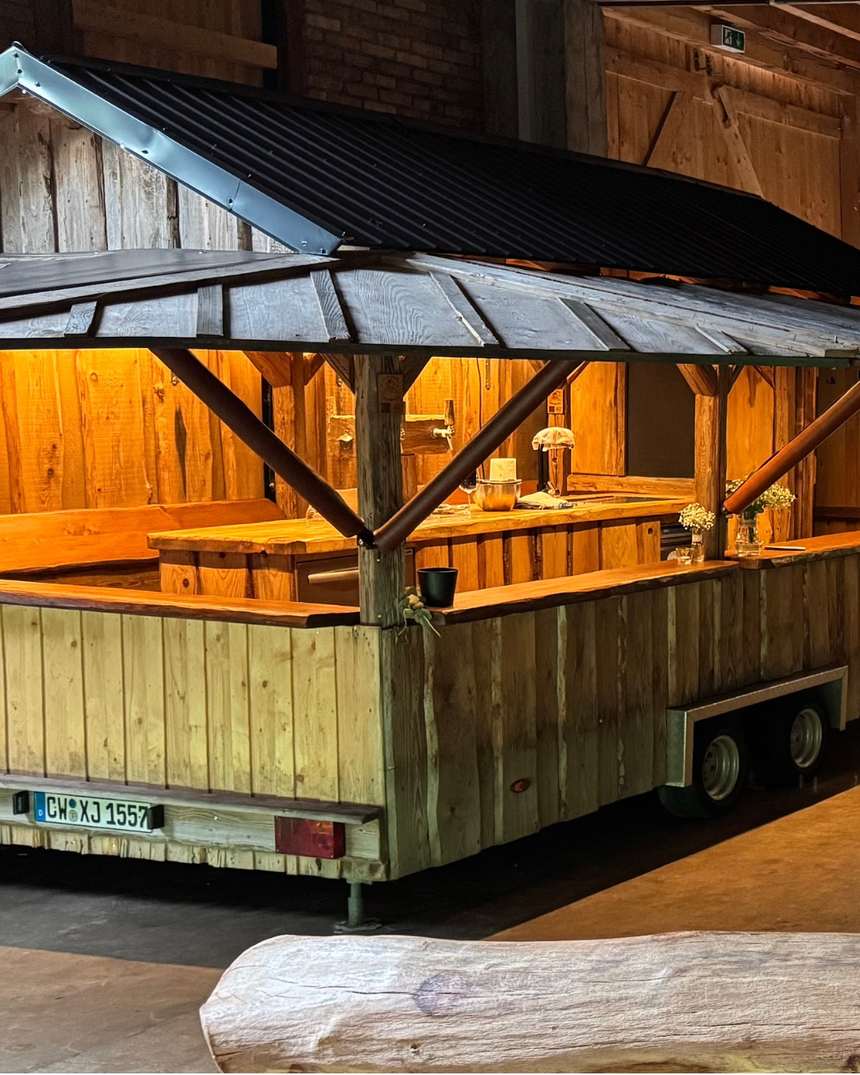 Rustikaler Bierwagen aus Altholz